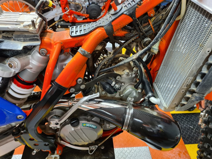 Piston moteur 2 temps : comment le remplacer sur une moto cross ?