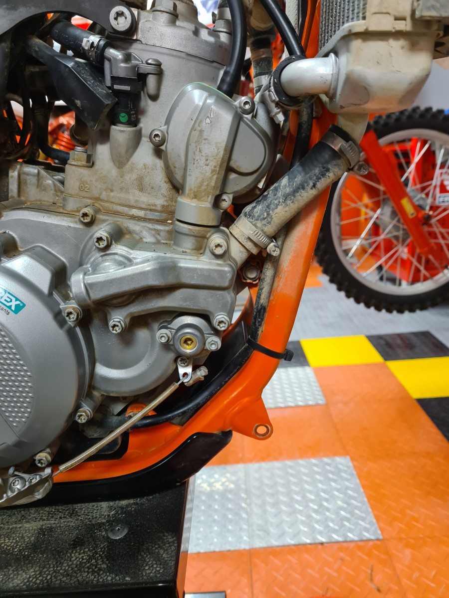 Piston moteur 2 temps : comment le remplacer sur une moto cross ?